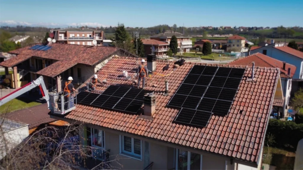 Operai sul tetto che installano il pannello fotovoltaico