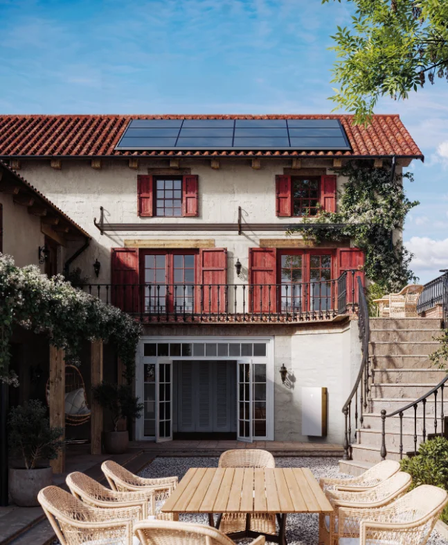 Casa in campagna con pannelli fotovoltaici e inverter