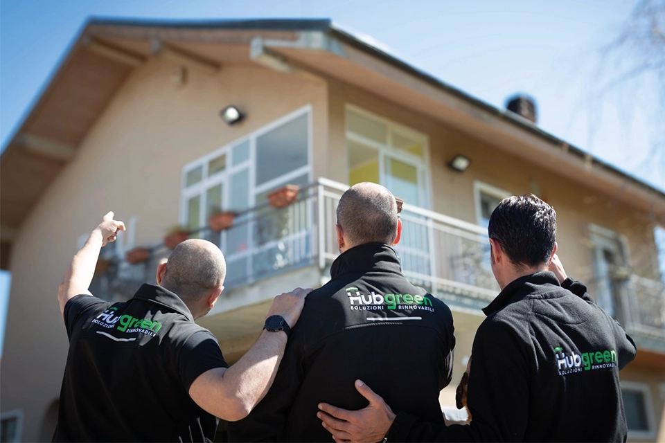 Operai-Hubgreen-che-guardano-la-casa
