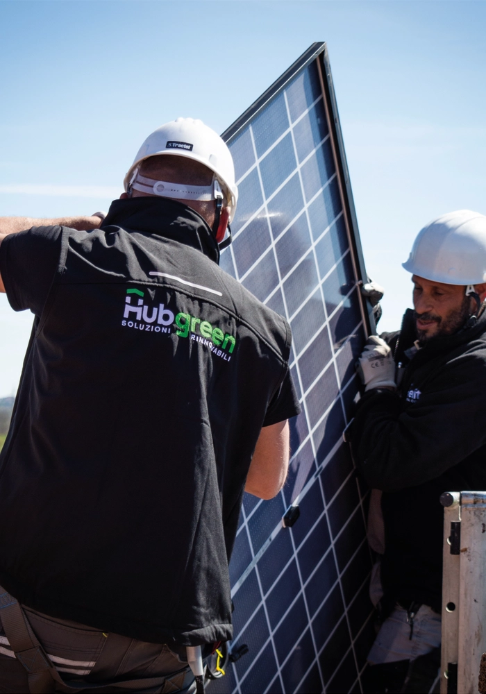 Operai hubgreen che installano fotvoltaico su tetto