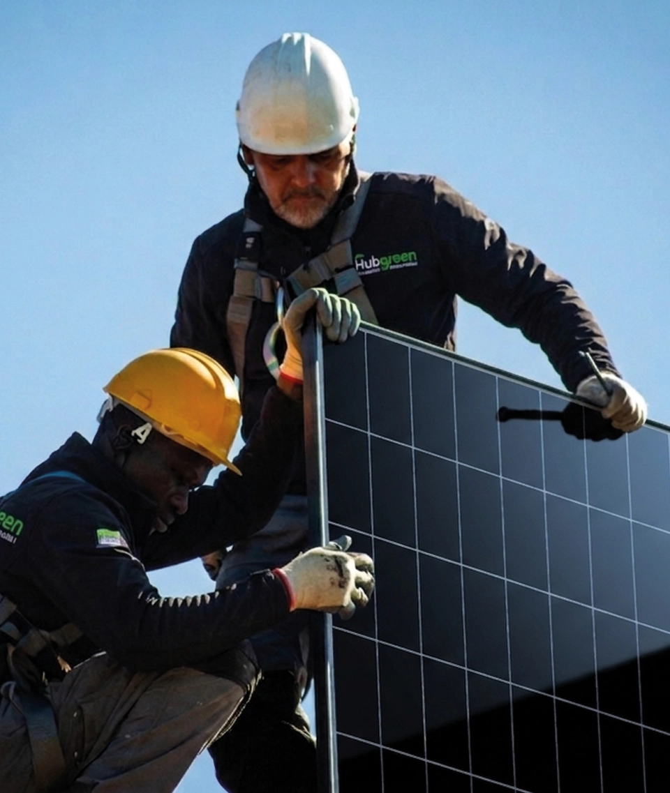 Operai-che-installano-pannello-fotovoltaico