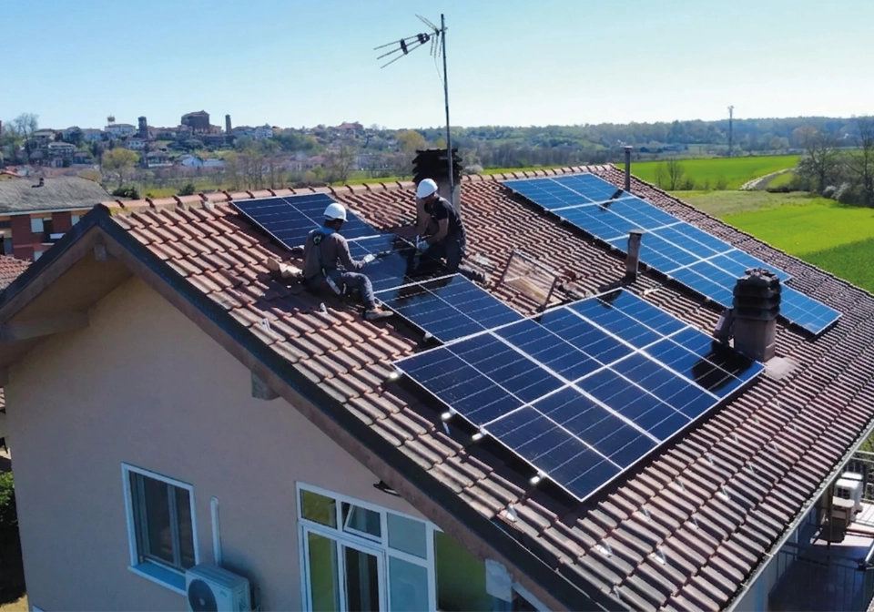 Operai sul tetto che installano-il-pannello-fotovoltaico