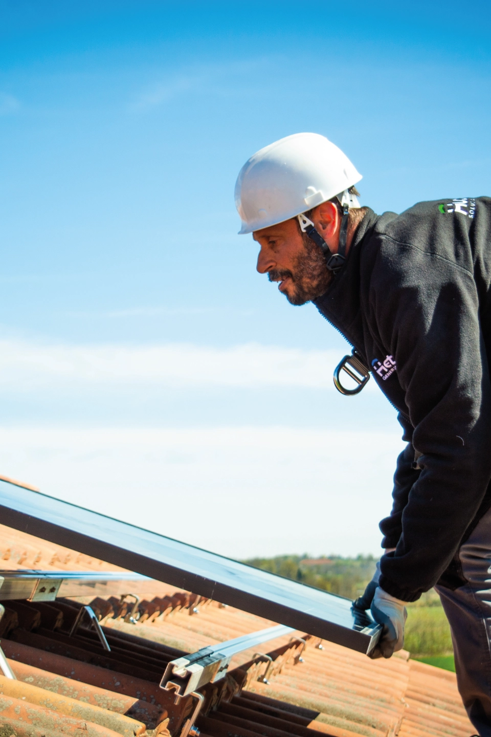 Operaio installa pannello fotovoltaico