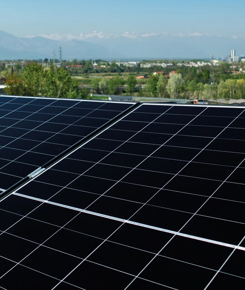 Pannelli-fotovoltaici-con-colline-piemontesi
