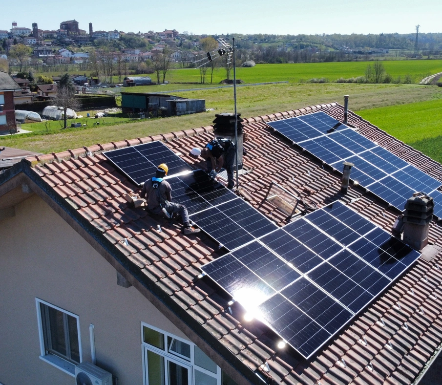 Vista dall'alto di una casa con l'installazione di un impianto fotovoltaico