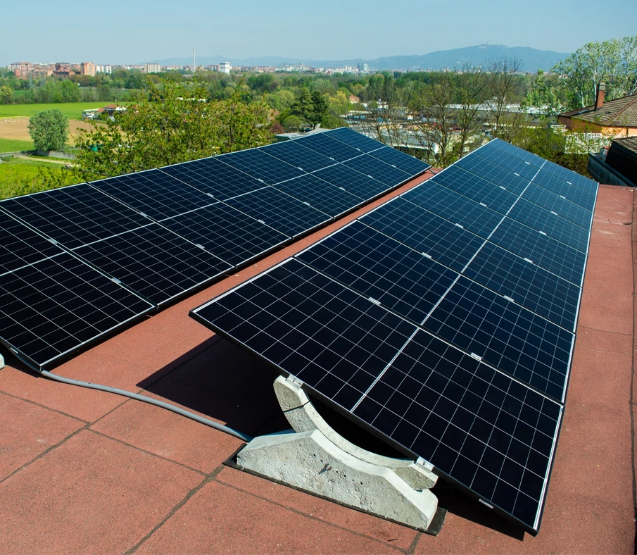 vista dall'alto di un tetto piano con l'installazione del fotovoltaico con zavorra